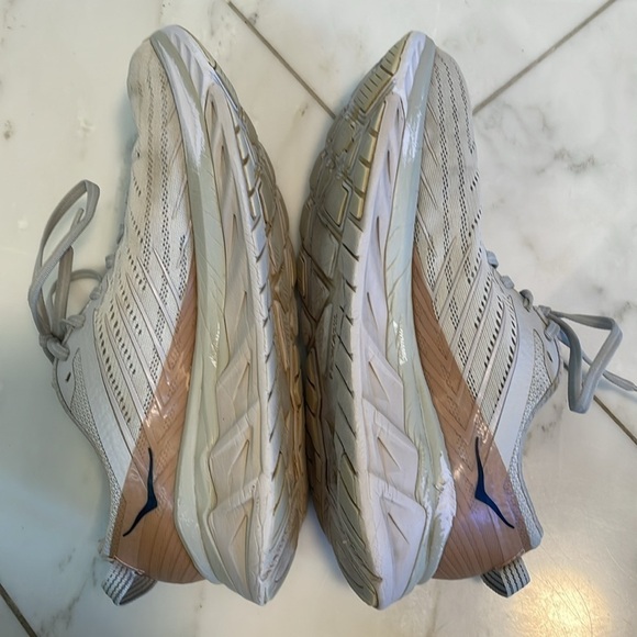 Hoka Arahi 4 cream/off-white knit runner, size 9 men’s, women’s 10.5/11 - Picture 7 of 10